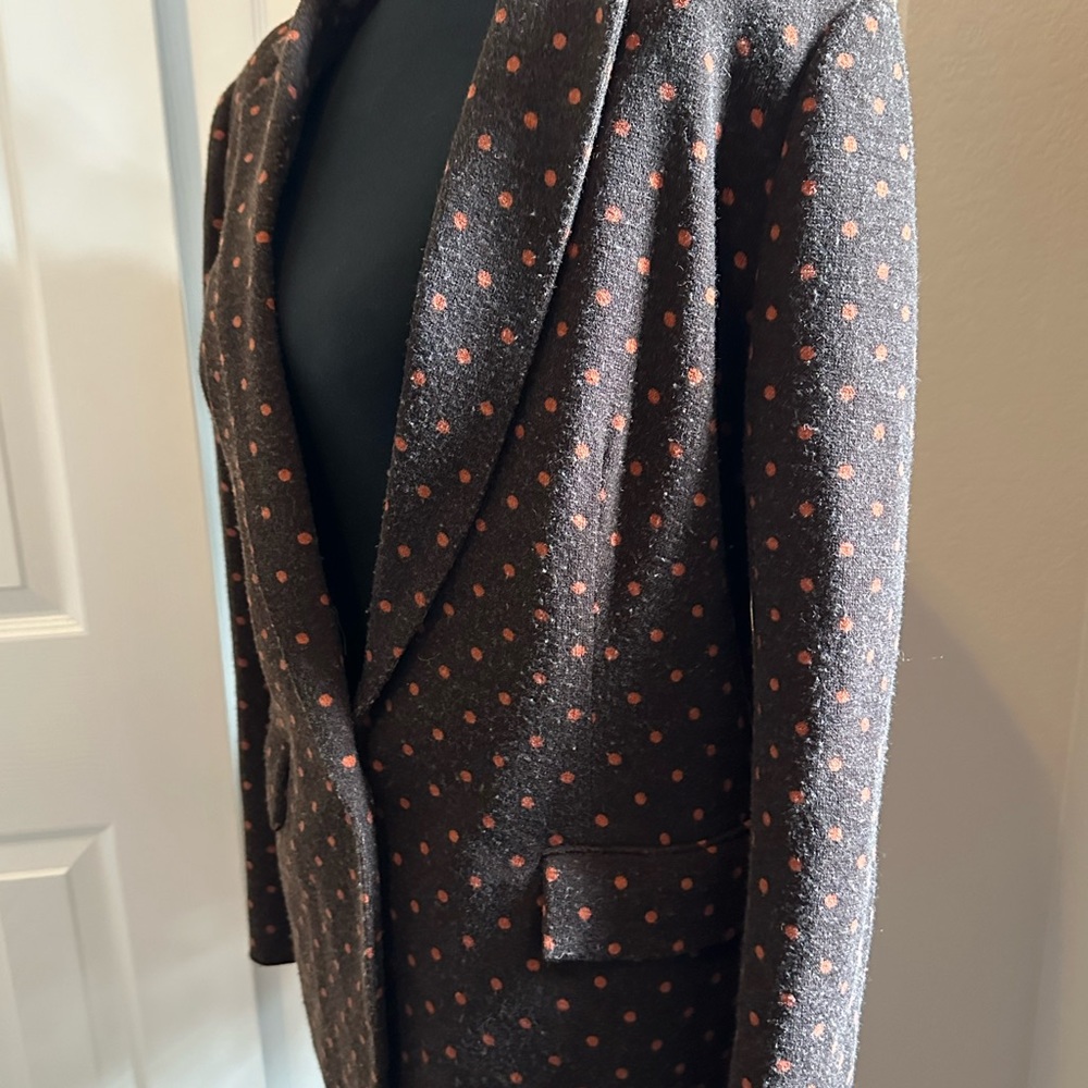 Wool like blazer w fashionable patches on sleeves